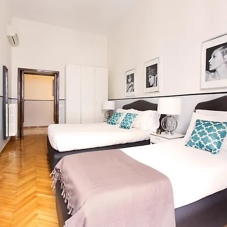 Romac Medici 3-bedroom Holiday Near Spanish Steps *