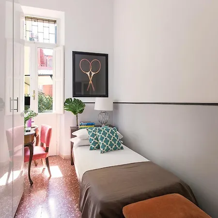 Romac Medici 3-bedroom Holiday Near Spanish Steps *